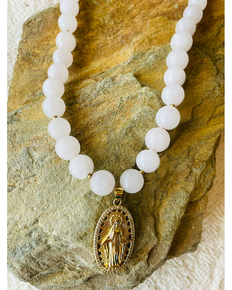 Collar Cuarzo Rosa con Virgen de la Medallita Milagrosa 