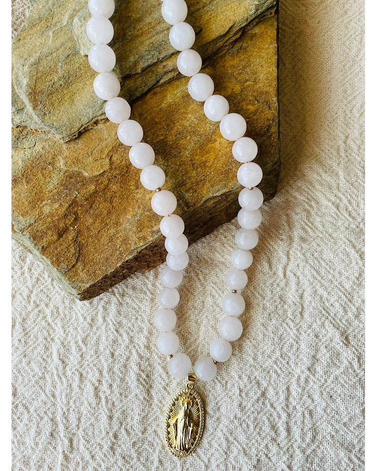 Collar Cuarzo Rosa con Virgen de la Medallita Milagrosa 