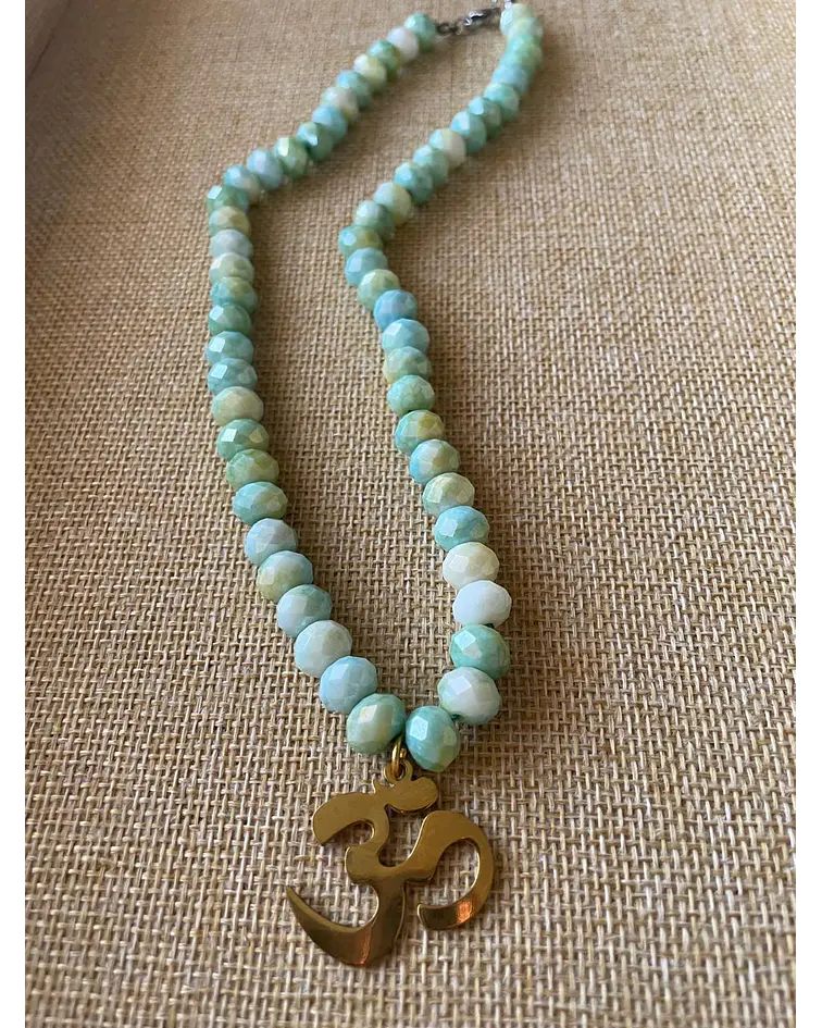 Collar de Cristales Facetados Verde Agua con Símbolo Om: Claridad y Paz 