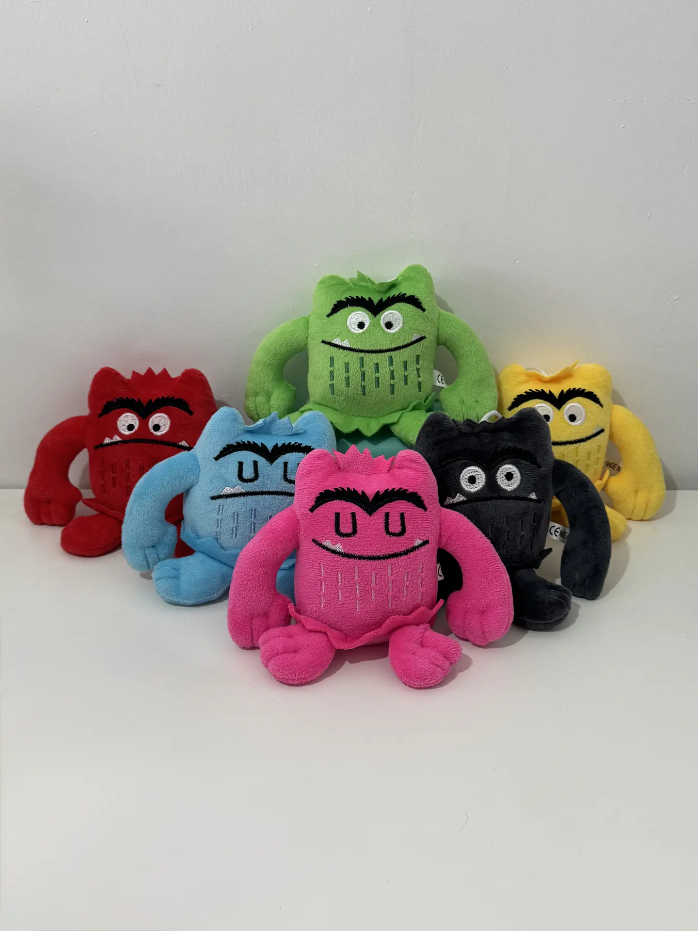 Set de 6 peluches - Monstruos de colores (emociones) 1