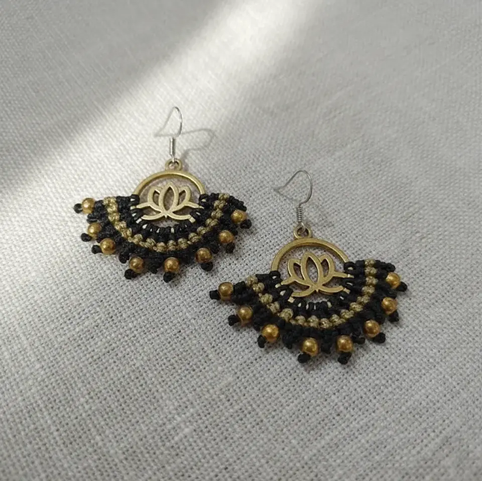 Aros Macramé Lotus Negro y dorado 3