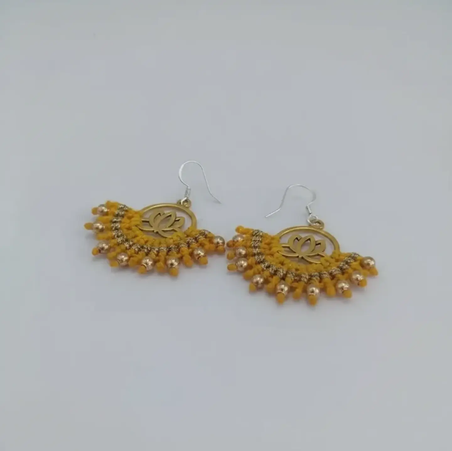 Aros Macramé Lotus amarillo y dorado 3