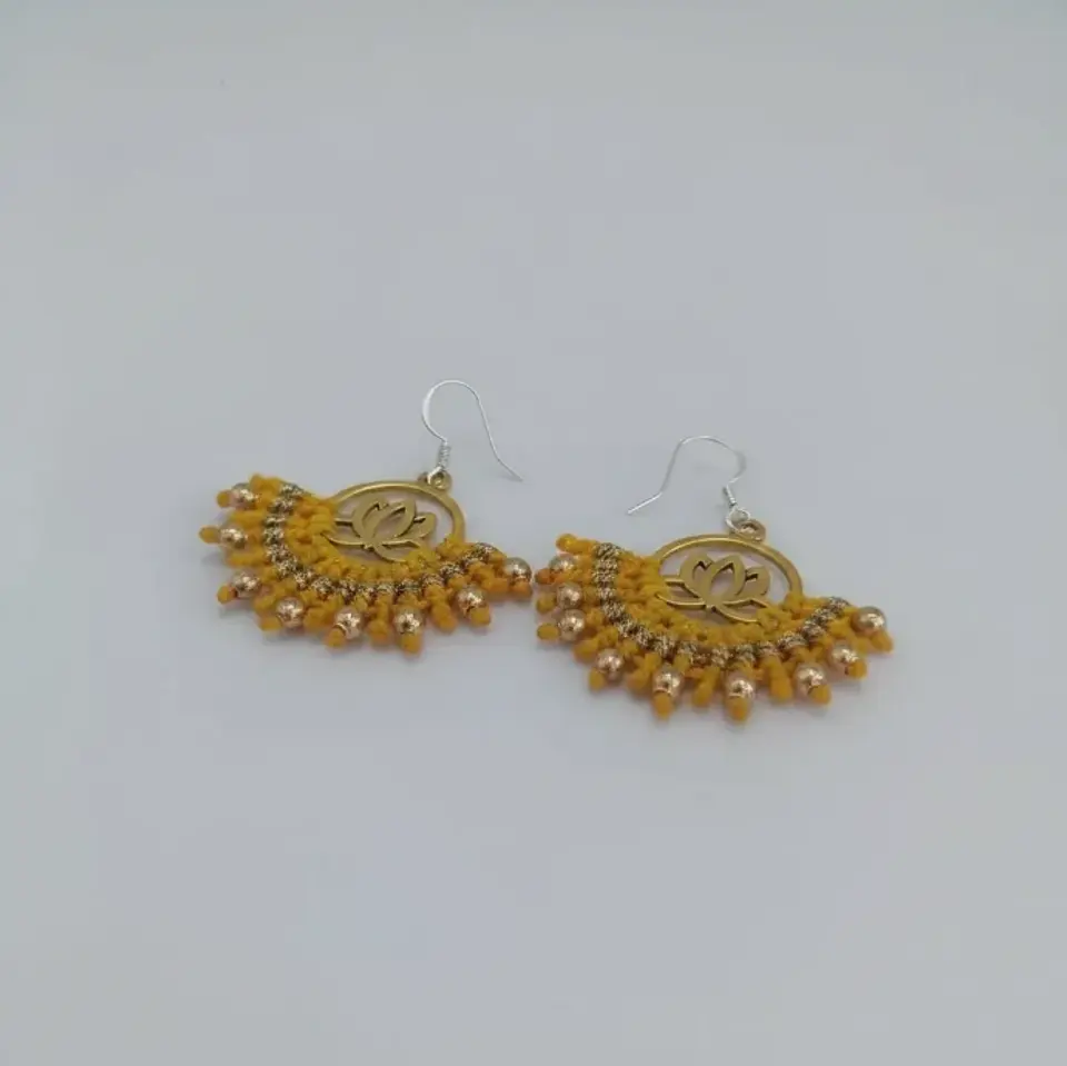 Aros Macramé Lotus amarillo y dorado 3