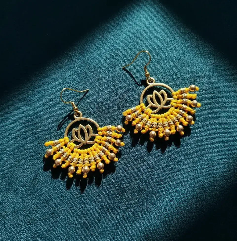 Aros Macramé Lotus amarillo y dorado 4