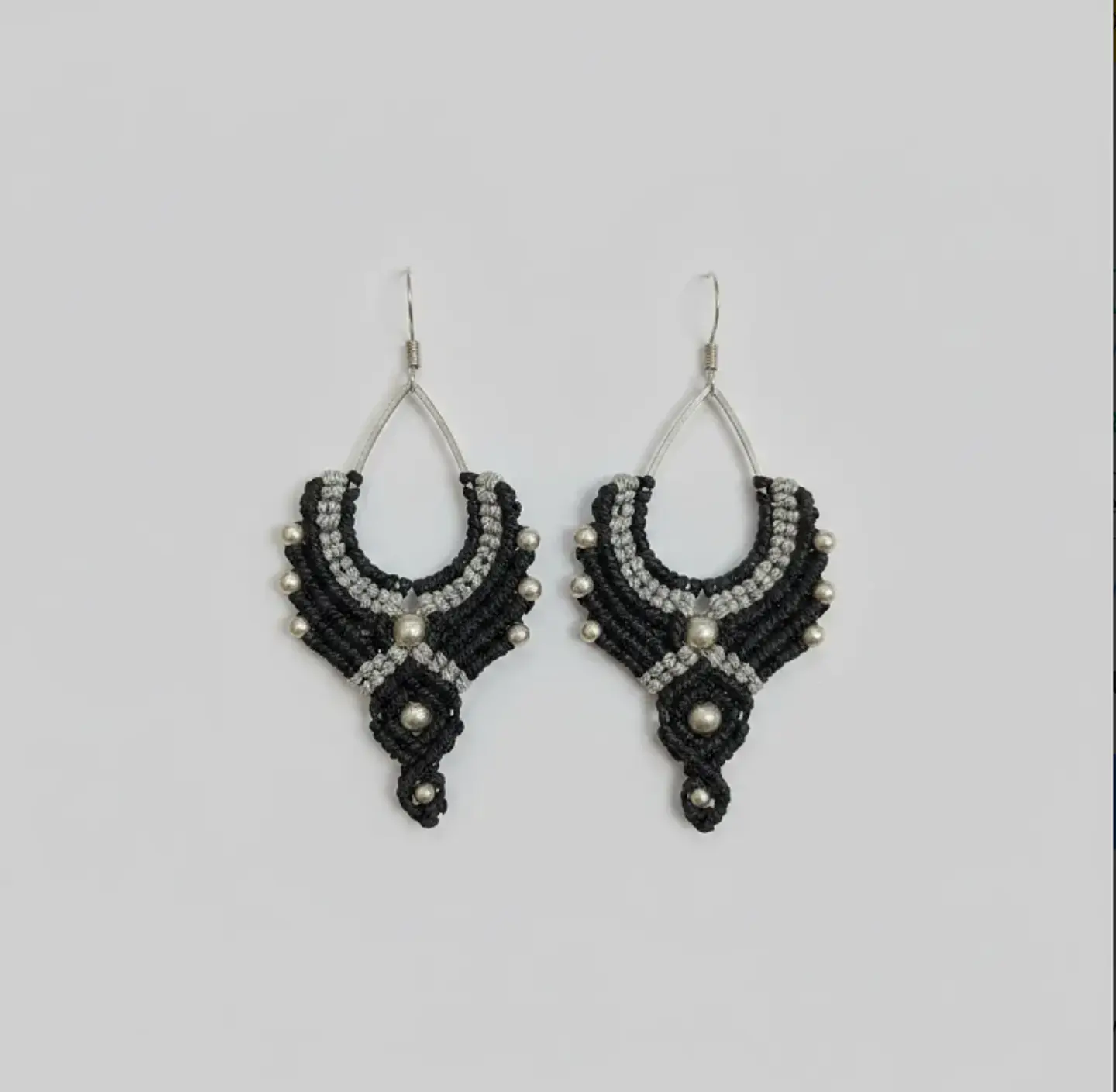 Aros Macramé Boho negro y plateado 1
