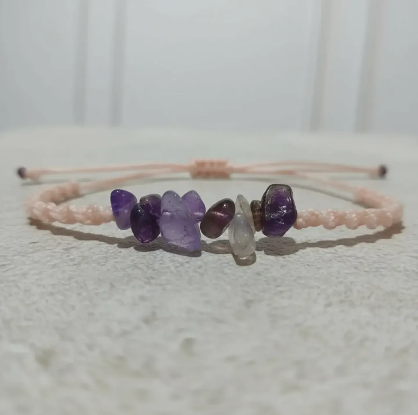 Pulsera Luisa Chips Amatista e huilo encerado rosado brillante 2