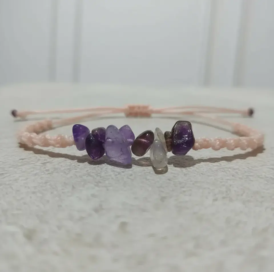 Pulsera Luisa Chips Amatista e huilo encerado rosado brillante 2