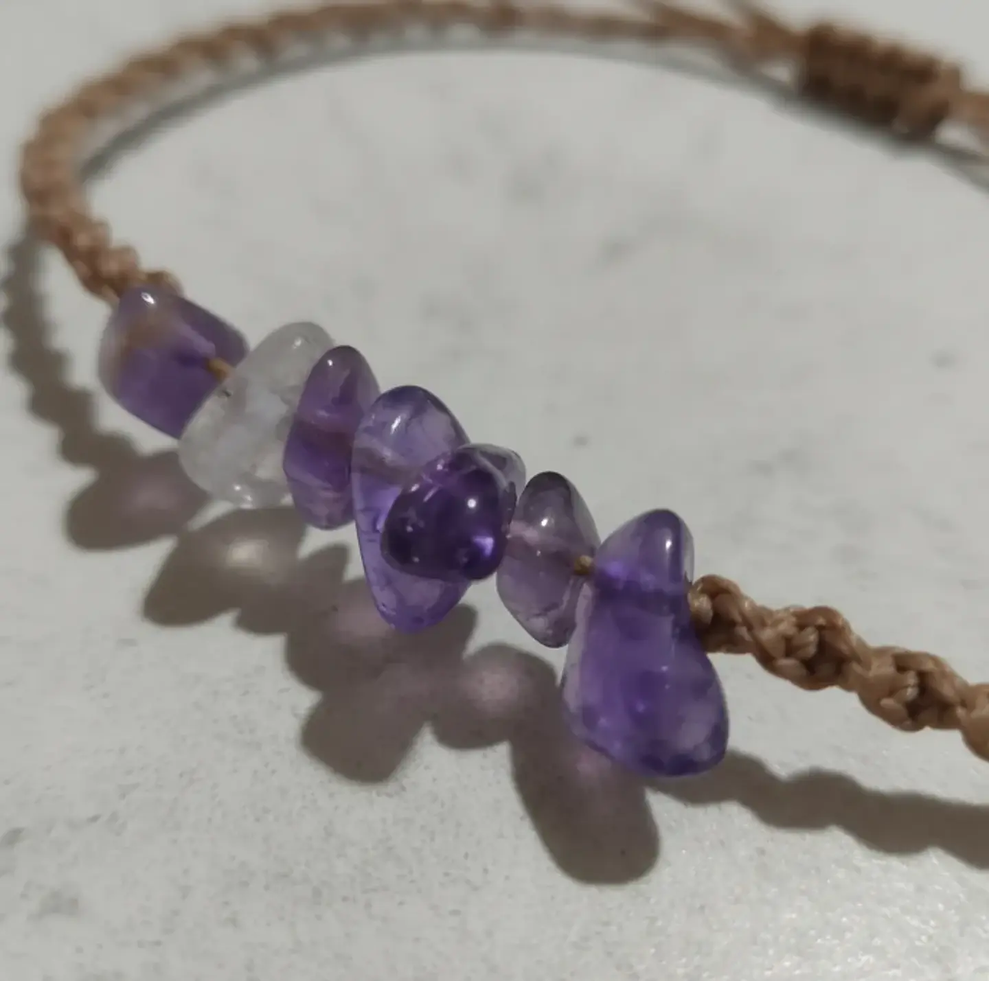 Pulsera Luisa Chip de Amatista e hilo café claro 2