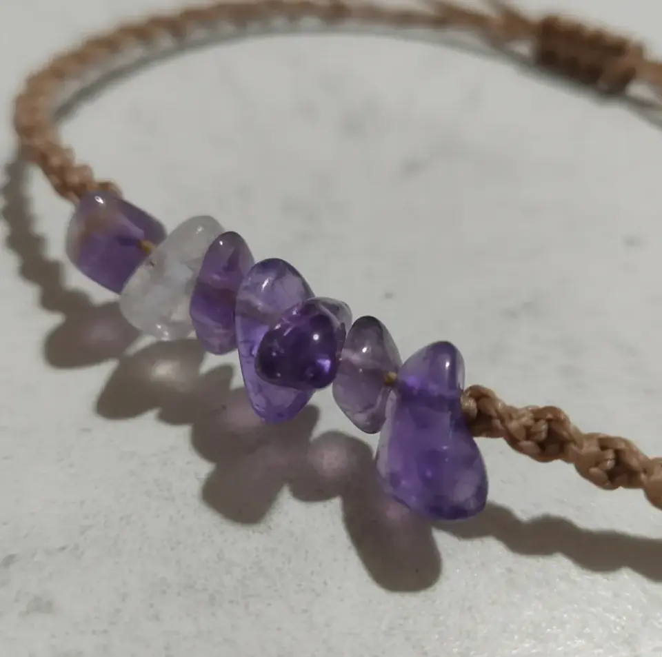 Pulsera Luisa Chip de Amatista e hilo café claro 2