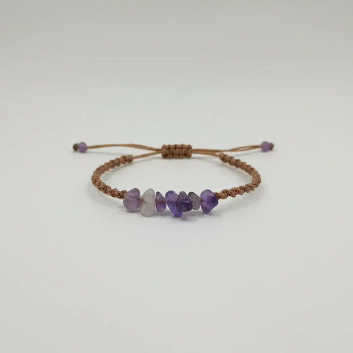 Pulsera Luisa Chip de Amatista e hilo café claro 3