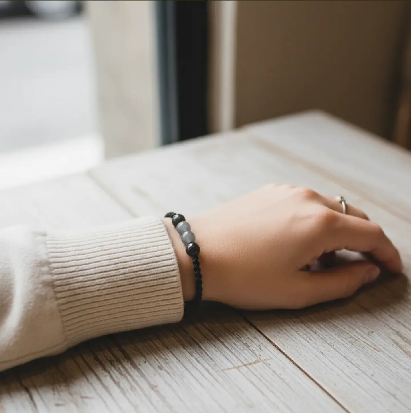 Pulsera Luisa Cuarzo gris con hilo negro 1