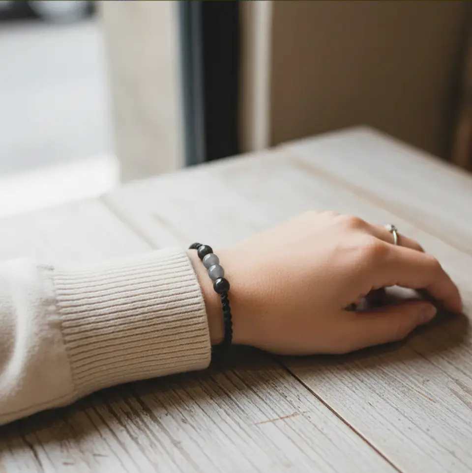 Pulsera Luisa Cuarzo gris con hilo negro 1