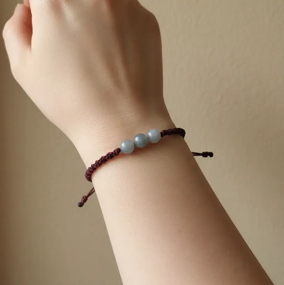 Pulsera Luisa Cuarzo gris con hilo burdeo 1