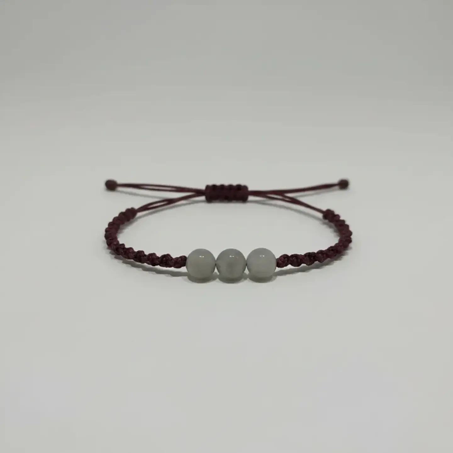 Pulsera Luisa Cuarzo gris con hilo burdeo 2