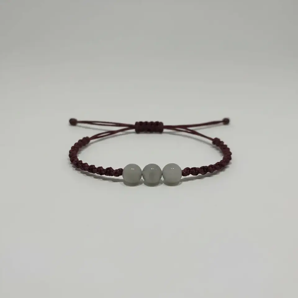Pulsera Luisa Cuarzo gris con hilo burdeo 2