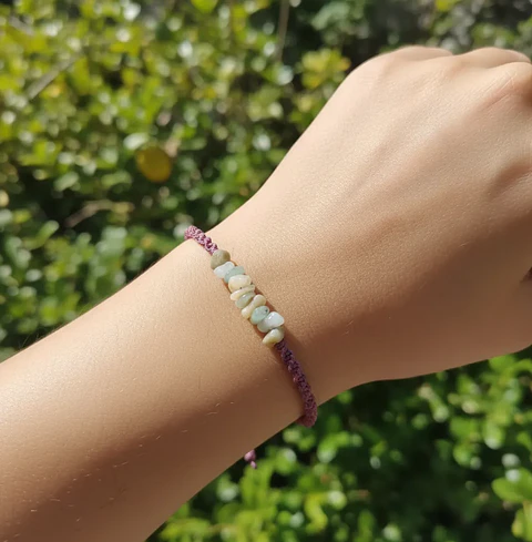Pulsera Luisa Chip Amazonita con hilo morado