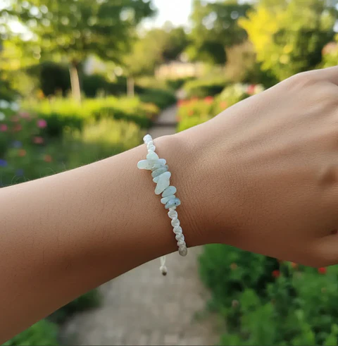 Pulsera Luisa amazonita chip e hilo celeste con destellos