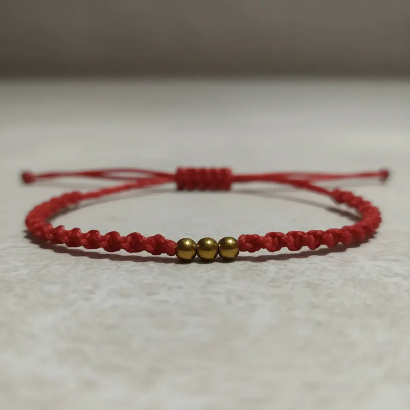 Pulsera Luisa Pirita hilo rojo 2