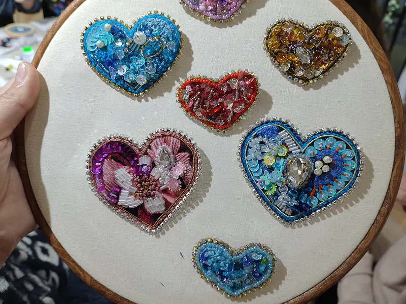 Taller de Bordado en Pedrería: Prendedor de Corazón | Con Oriana | Viernes 4 y Sábado 12