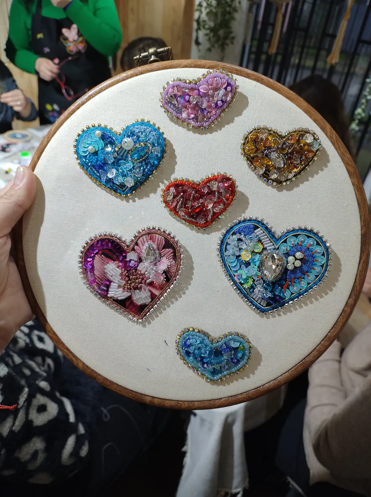 Taller de bordado en pedreria: prendedor corazón