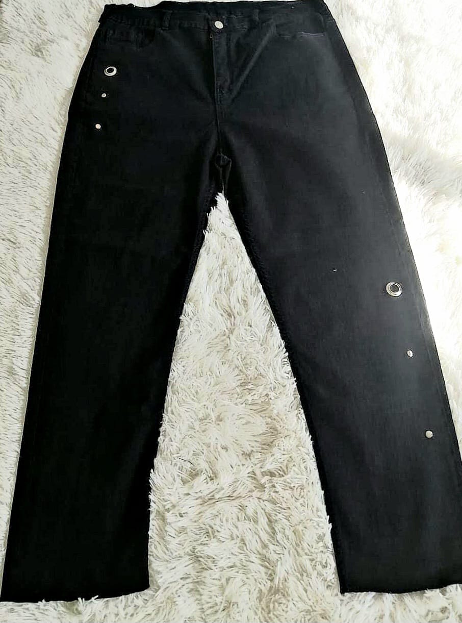 JEAN NEGRO CON OJALILLOS MODELO 2 1