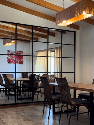 Pared Espejada con Marco y Diseño Interior con Varillaje