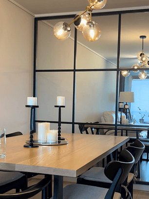 Pared Espejada con Marco y Diseño Interior con Varillaje