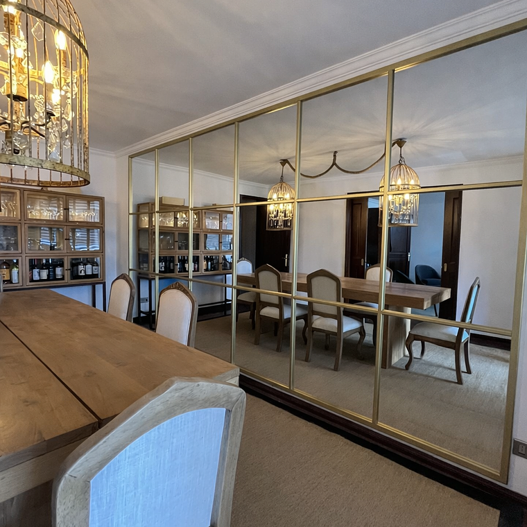 Pared Espejada con Marco y Diseño Interior con Varillaje 3