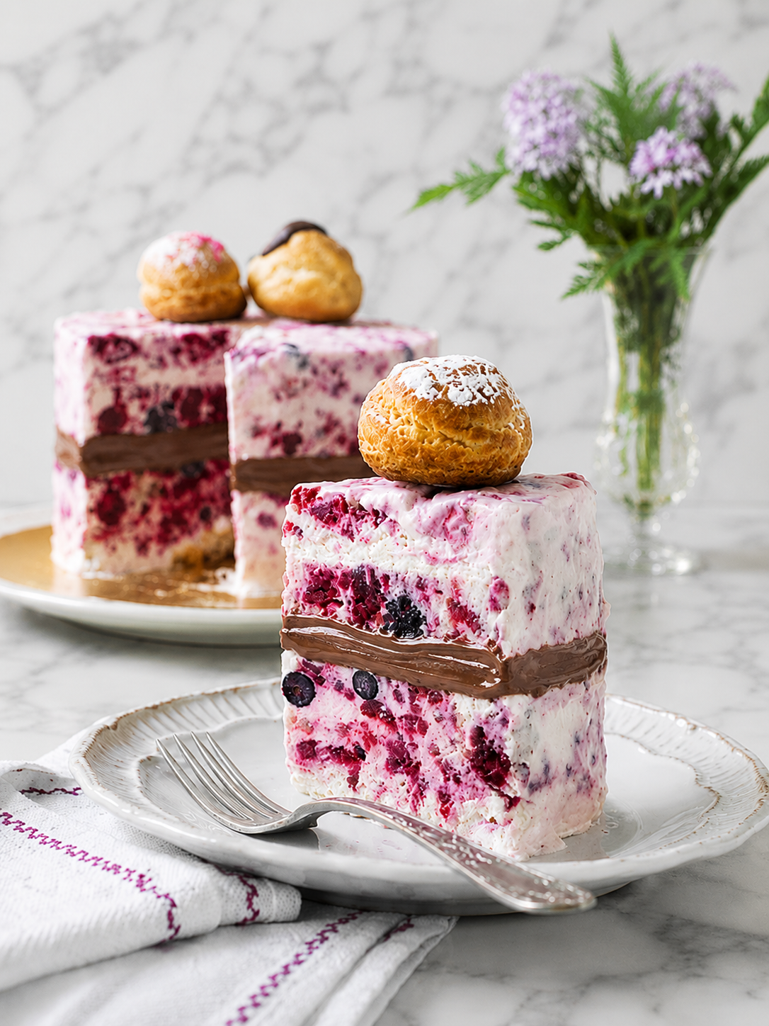 Trozo Torta helada merengue lúcuma manjar frambuesa