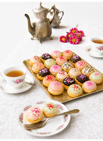 PROFITEROLES DE COLORES ROSADOS