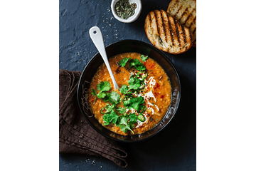 🍅¡⁣Guiso de tomate y lentejas rojas con toque de curry y leche de coco!⁣