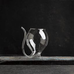 Taza de vidrio con base y cola