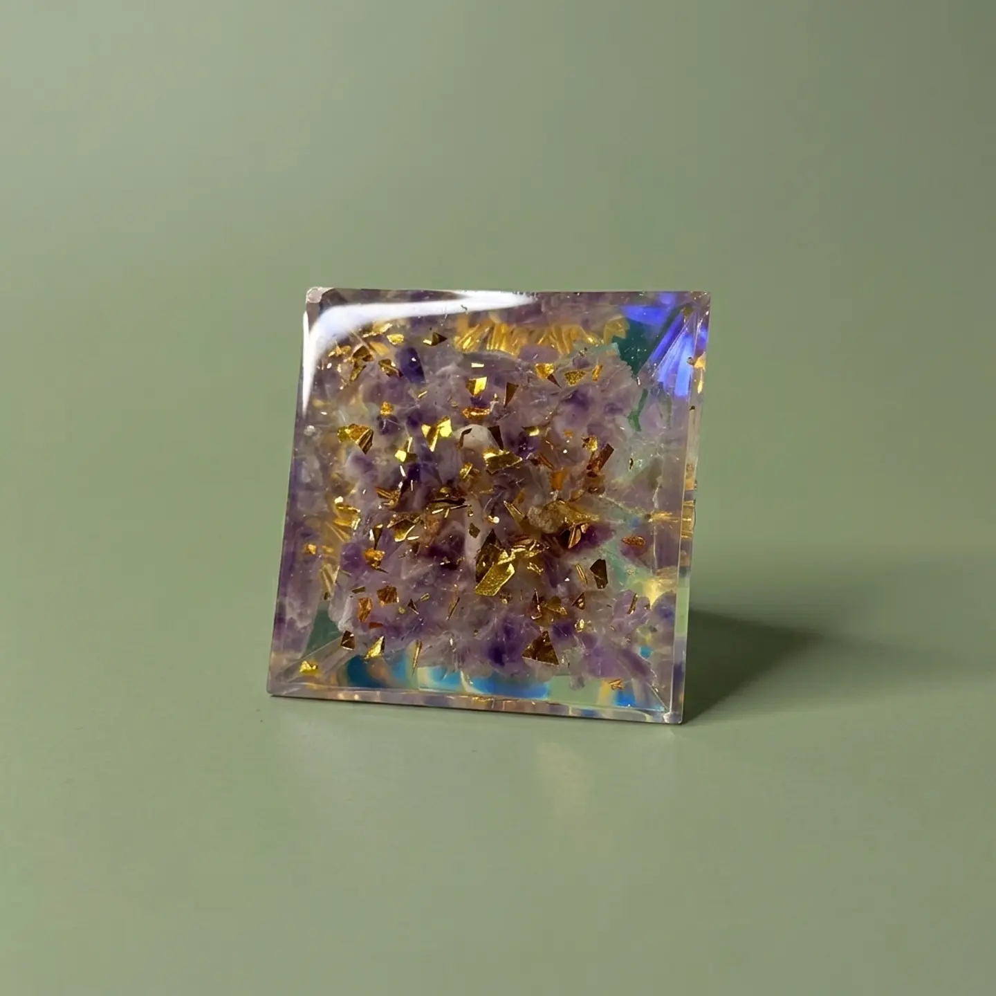 Pirâmide de Orgonite de Ametista com Flor de Lótus – Meditação e Calma 3