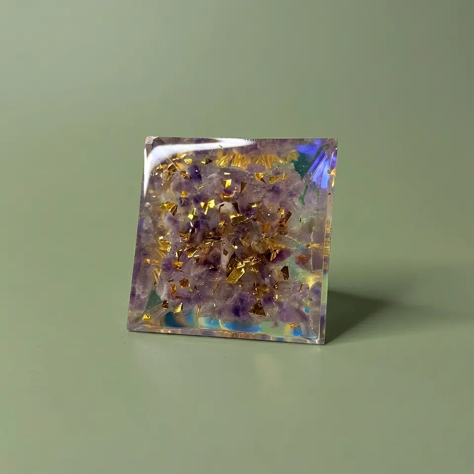 Pirâmide de Orgonite de Ametista com Flor de Lótus – Meditação e Calma 3