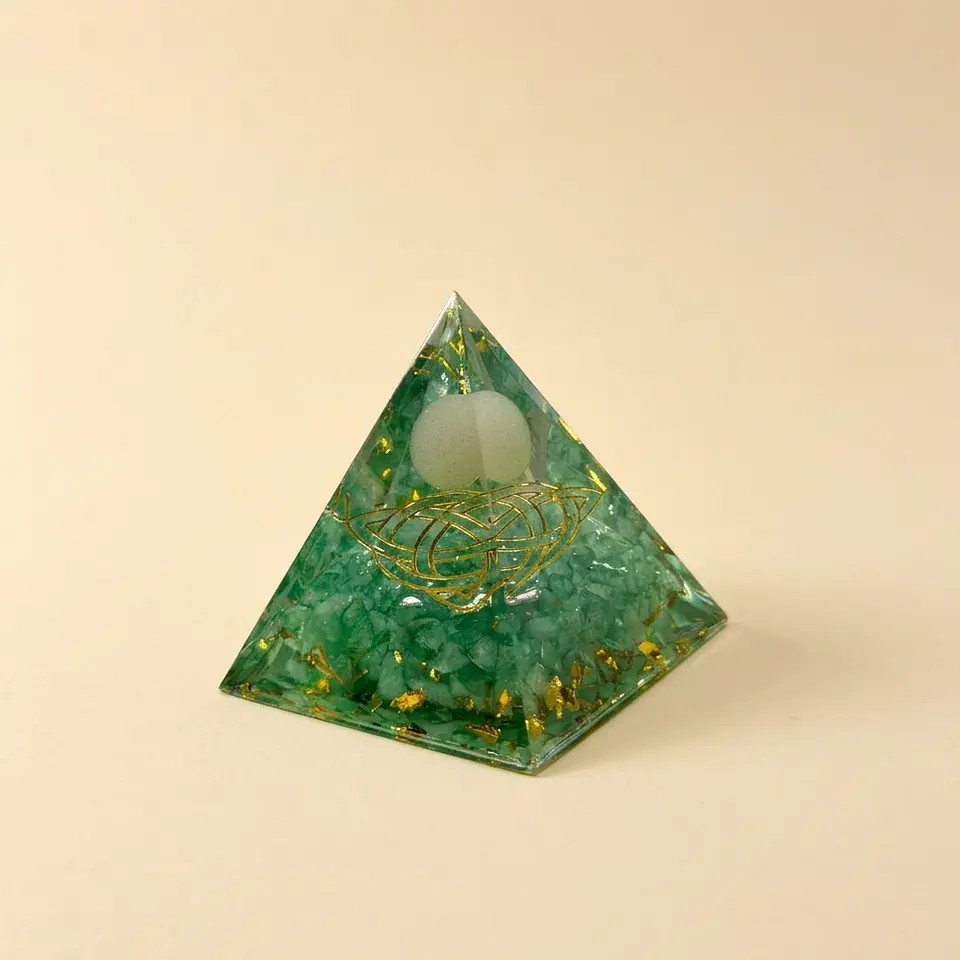 Pirâmide de Orgonite de Aventurina – Prosperidade e Abre Caminhos 1