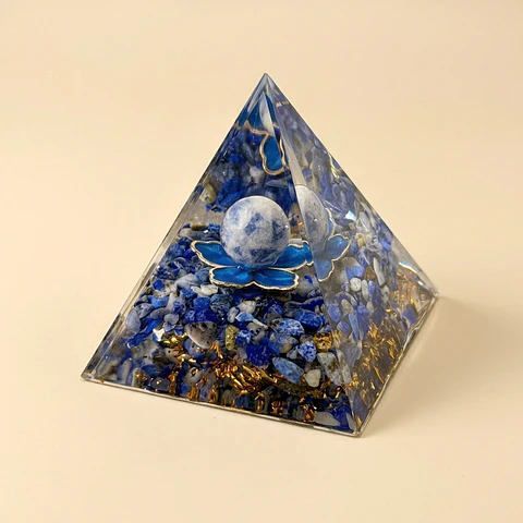 Pirâmide de Orgonite de Sodalite com Lótus Azul – Meditação e Calma