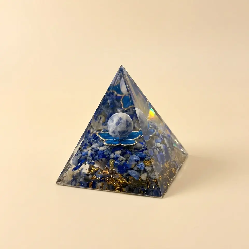 Pirâmide de Orgonite de Sodalite com Lótus Azul – Meditação e Calma 1