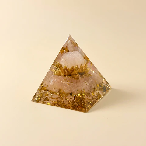 Pirâmide de Orgonite de Quartzo Rosa com Lótus – Amor-Próprio
