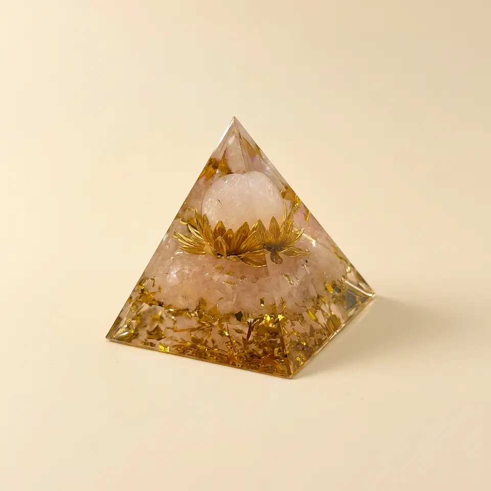 Pirâmide de Orgonite de Quartzo Rosa com Lótus – Amor-Próprio 1