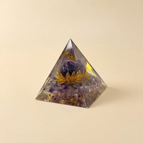 Pirâmide de Orgonite de Ametista com Flor de Lótus – Meditação e Calma