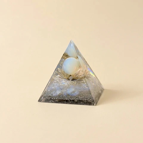 Pirâmide de Orgonite de Opalite – Intuição e Ciclos Lunares