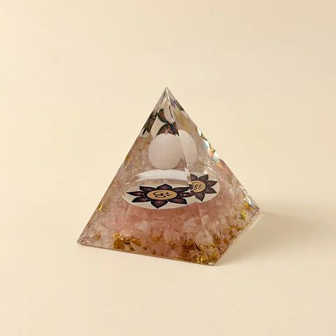 Pirâmide de Orgonite de Quartzo Rosa com OM – Meditação e Calma