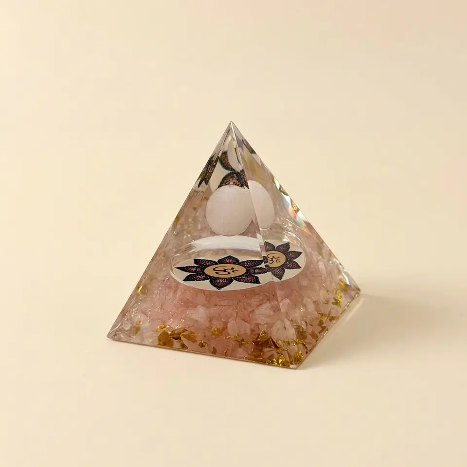 Pirâmide de Orgonite de Quartzo Rosa com OM – Meditação e Calma 1