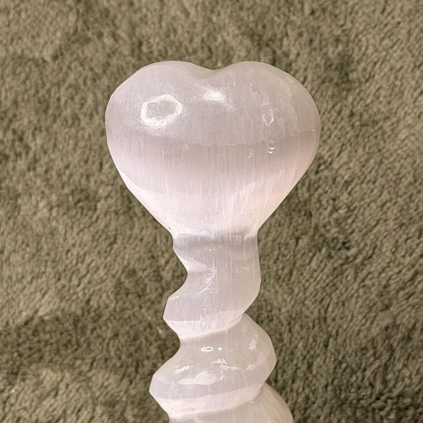 Torre Espiral de Selenite com Coração – Amor e Harmonia 2