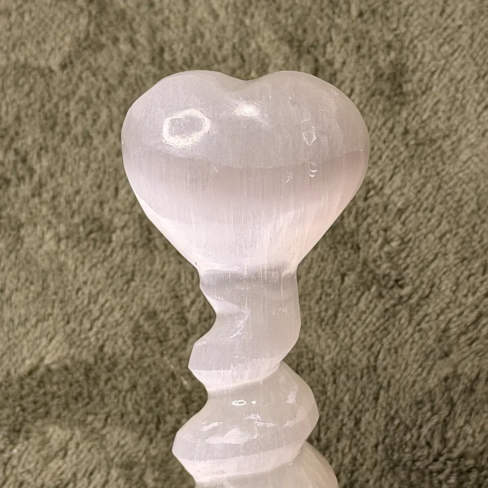 Torre Espiral de Selenite com Coração – Amor e Harmonia 2