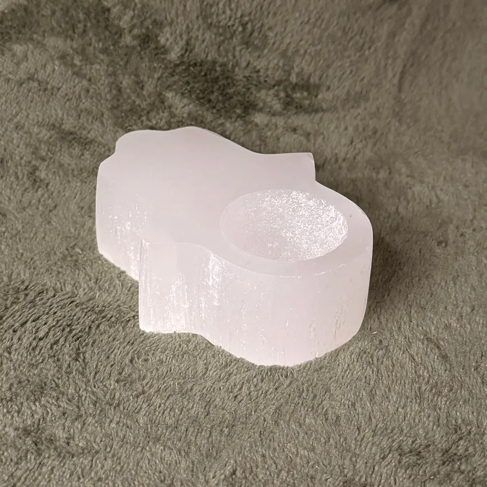Porta-Velas de Selenite Mão de Fátima – Proteção Contra Inveja 1