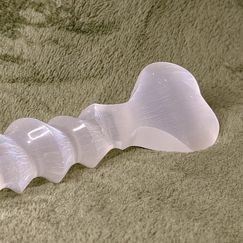 Punhal de Selenite com Coração 22cm – Limpeza Energética