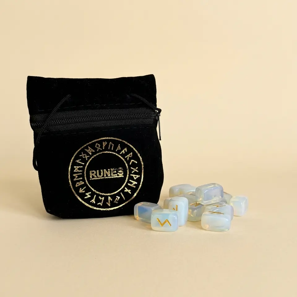 Runas de Opalite com Bolsa de Veludo – Autoconhecimento e Intuição 1