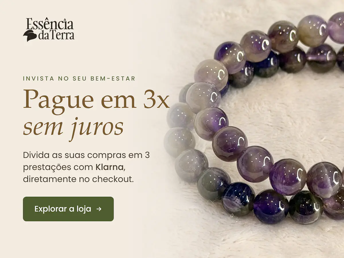 Pulseiras de ametista sobre tecido claro, com o texto "Pague em 3x sem juros com Klarna" – Essência da Terra