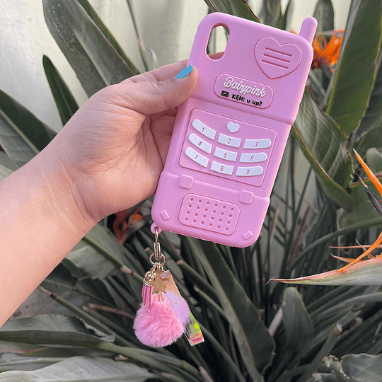 Carcasa telefono BARBIE Rosa iphone Xr (Incluye pom pom)